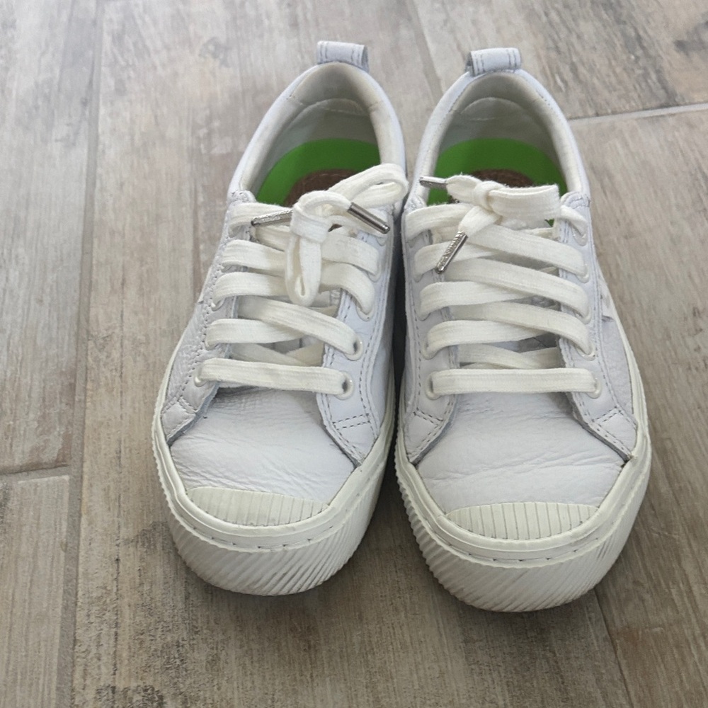 Cariuma White Low-Top Lace-Up Sneakers